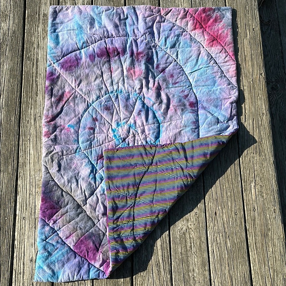 Tie-Dye Spiral Quilt - Picture 4 of 5